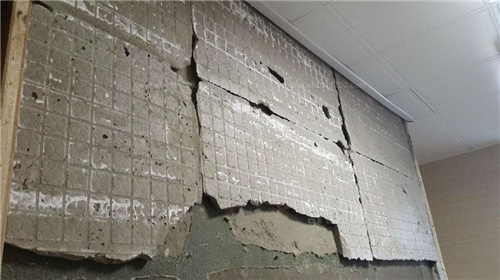 墙砖掉了几块怎么补救水泥没掉下来(墙砖掉了几块怎么补救水泥没掉下来呢)